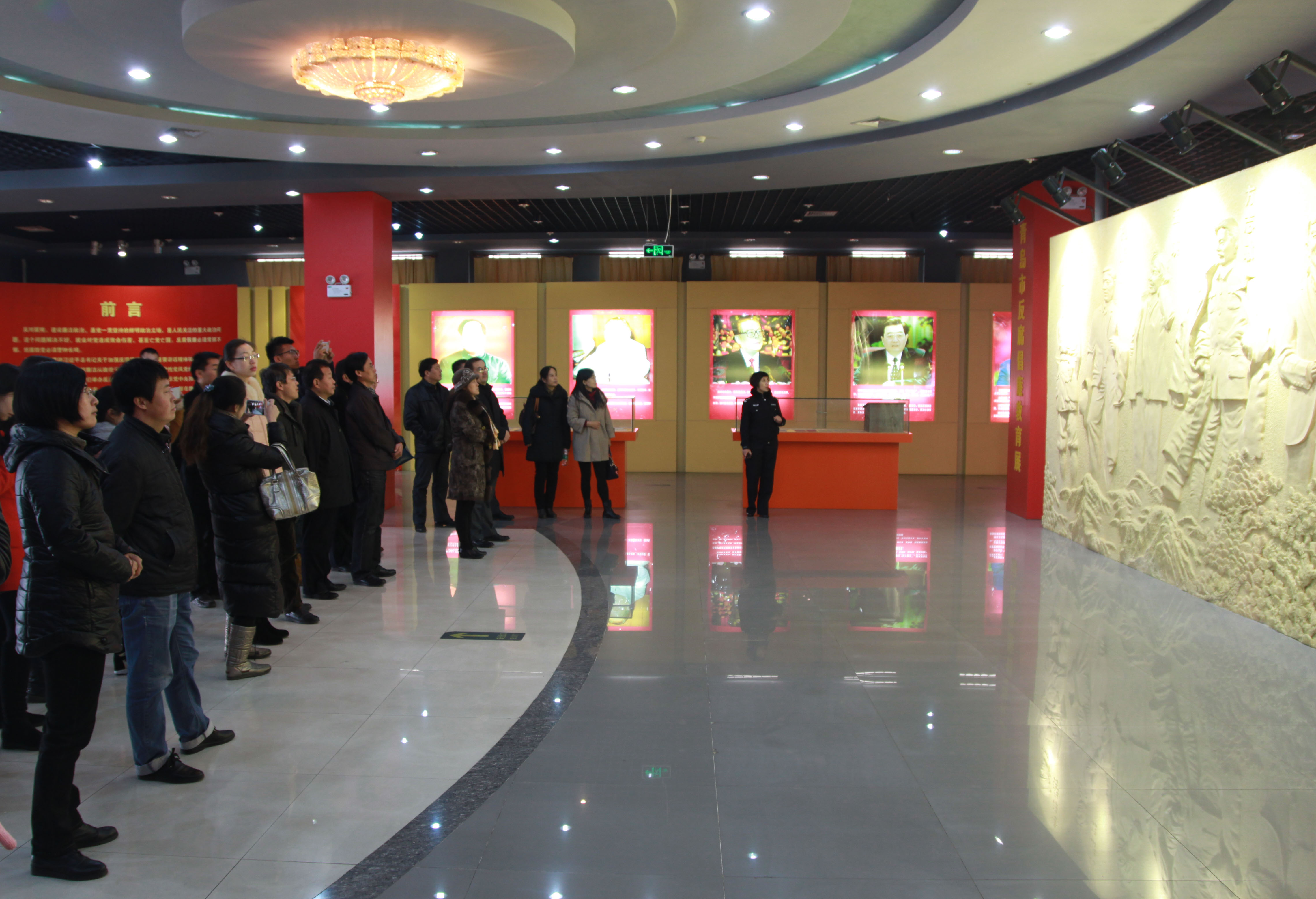 mk体育师生参观青岛市反腐倡廉教育基地.jpg